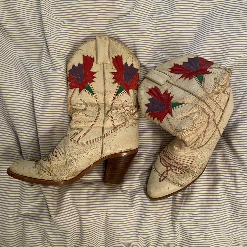 Faux leather flower design cowboy boots size 8